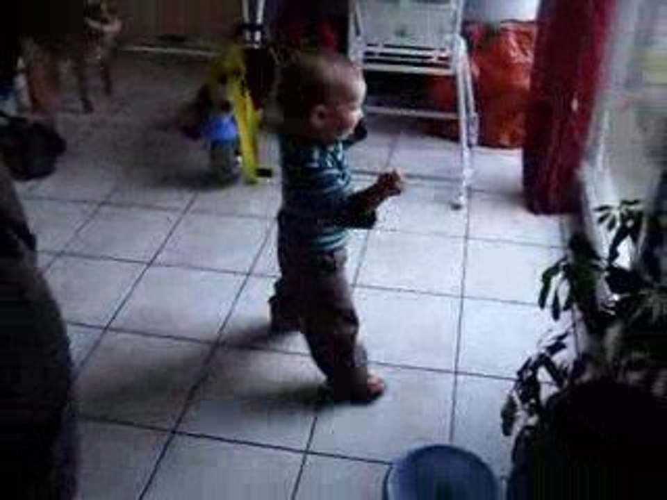 Jeanne danse et marche