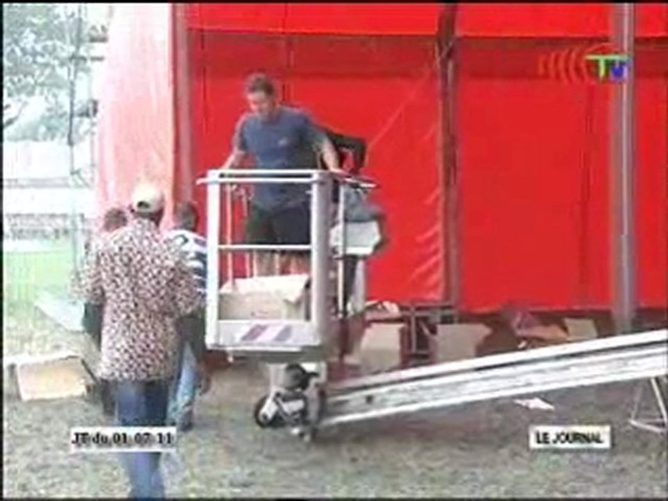 Travaux d’installation du podium de FESPAM au stade Eboué