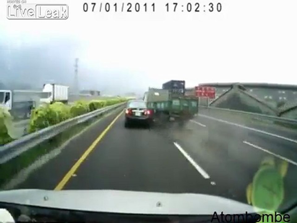 Scary Unfall in der Landstraße in China