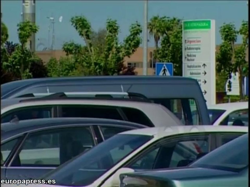 Rescatan a un bebé encerrado en un coche