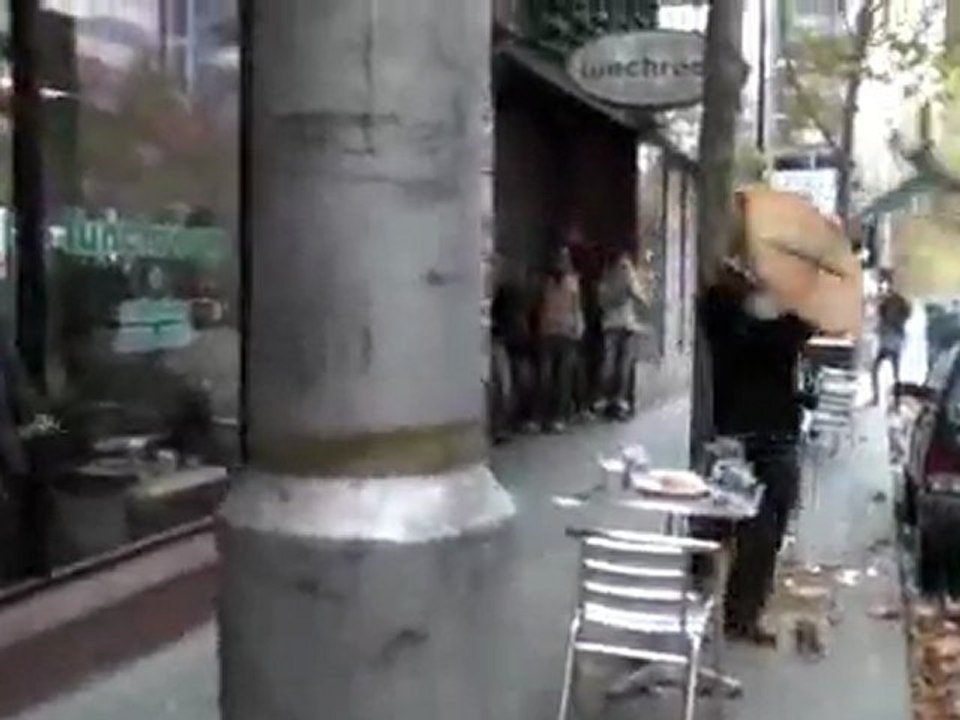 Gentleman ist auf sein Auto wütend