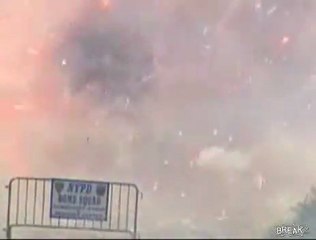 NYPD Explodes 5000 lbs von Feuerwerkskörpern