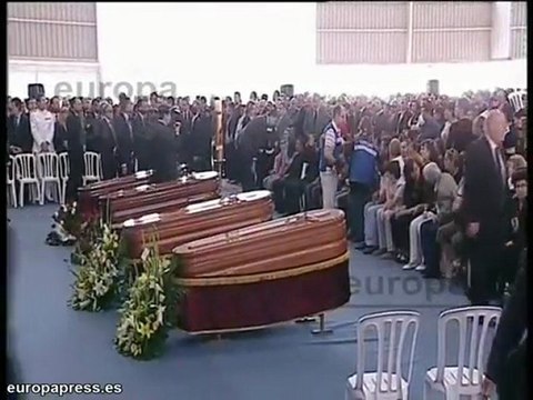 Príncipes de Asturias saludan a familiares de víctimas