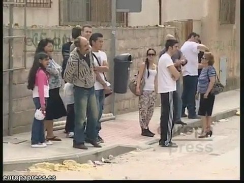 Vecinos recogiendo pertenencias de sus casas