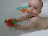 Liam dans son bain