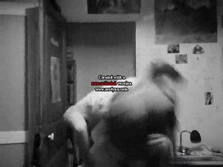 Emmanuelle danse pour le jeu "Gagne ta rencontre avec Jenifer"