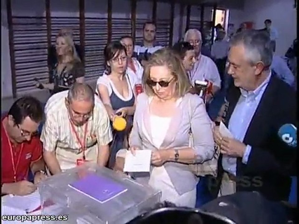 Griñán ejerce su derecho al voto en Sevilla