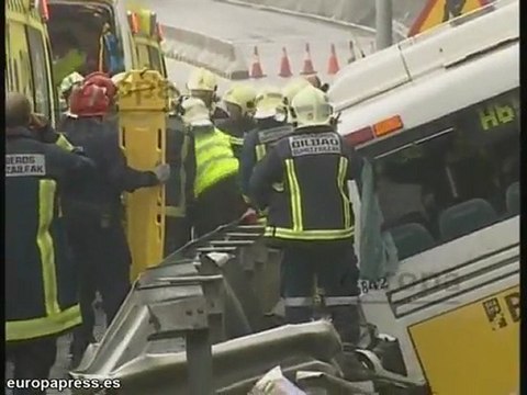 Al menos 16 heridos al volcar un autobús en una de las entra