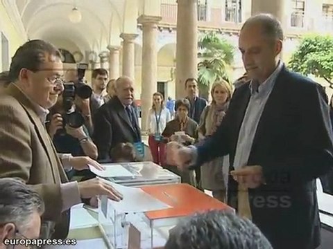 Camps vota acompañado por su familia