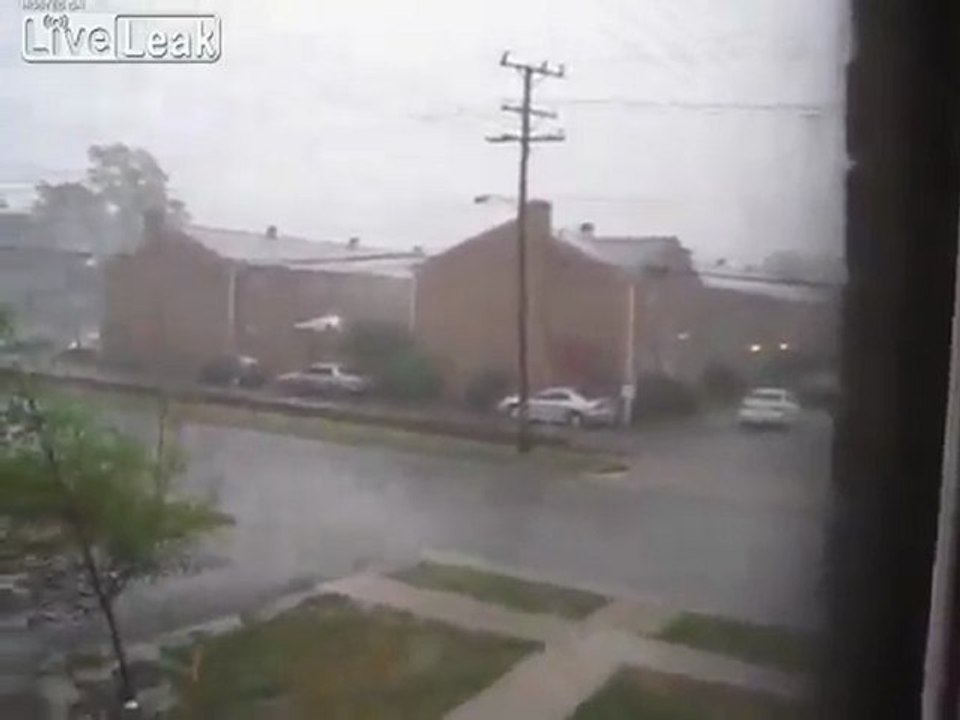 Transformer Explodes Während Sturm Fail