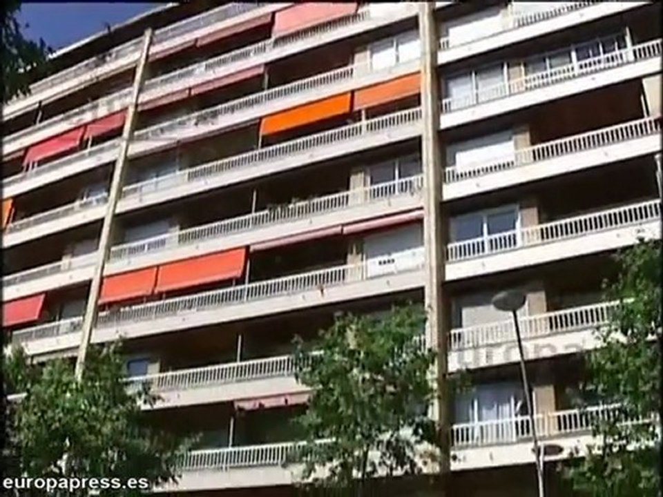 Desalojan a los vecinos de un piso de Barcelona por un incen