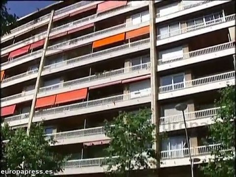 Desalojan a los vecinos de un piso de Barcelona por un incen