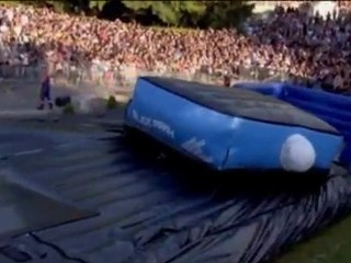 Taig Khris  batte il record di salto coi pattini