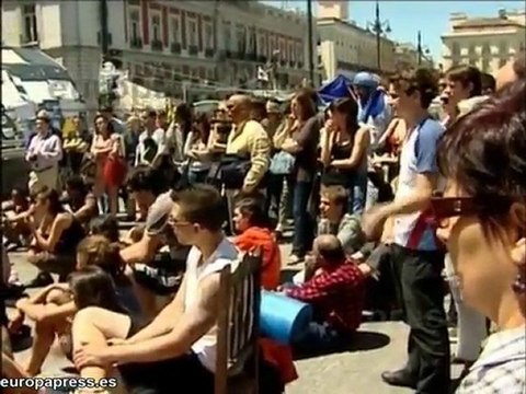 Los 'indignados' debaten sobre el futuro del campamento