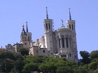 Notre Dame de Fourvière et la Cathédrale Saint Jean sur la Saone à Lyon