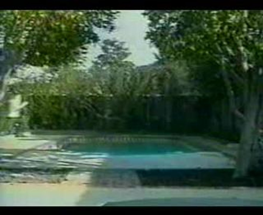 saut au dessus de la piscine