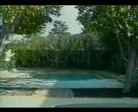 saut au dessus de la piscine