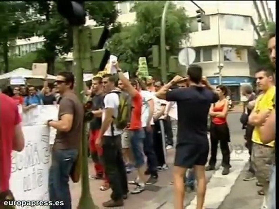 Opositores a bomberos se manifiestan en ropa interior