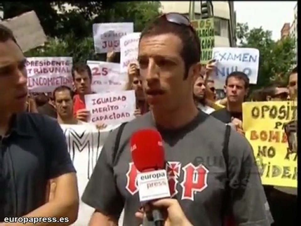 Opositores a bomberos se manifiestan en ropa interior