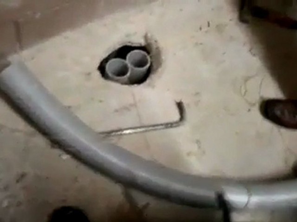 Selbst gerettet ein Kätzchen Rohre