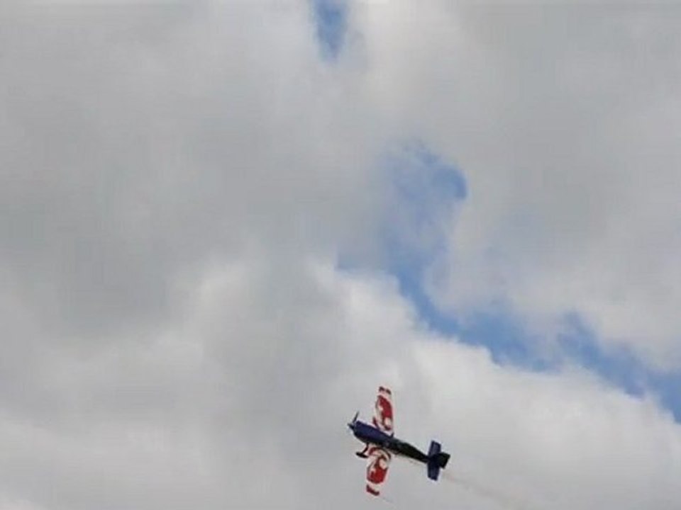 Extra 330 SC Ferté-Alais 2011-1 (Vidéo Amateur)