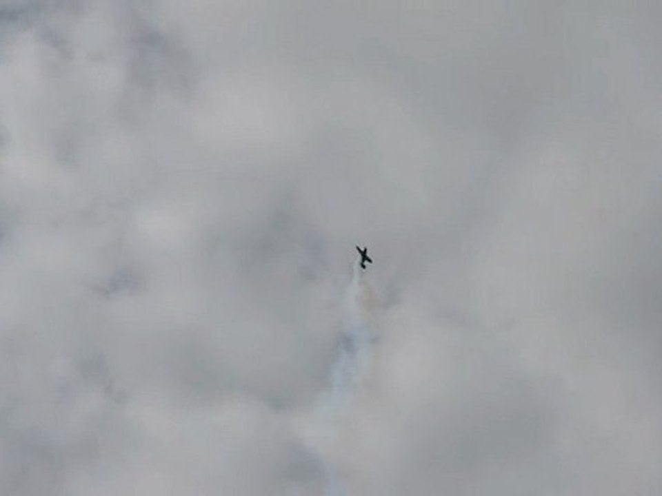 Extra 330 SC Ferté-Alais 2011-2 (Vidéo Amateur)