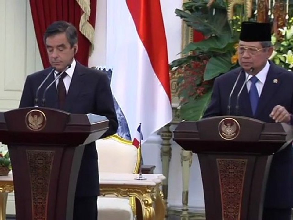 Fillon répond à la presse à Jakarta