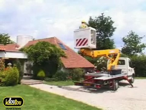 Se servir d'un camion nacelle pour atteindre des endroits difficiles d'accès (avec stabilisateur intégré)