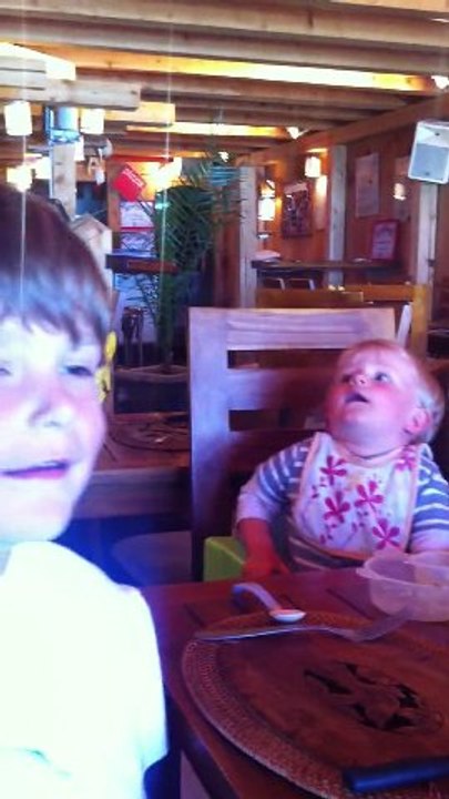 20110619 Romain a vu un avion à la TV Lacanau