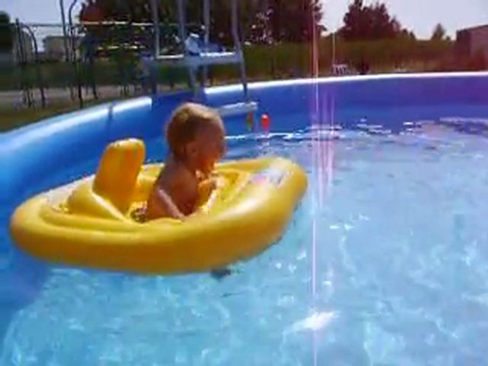 malouloute dans la grande piscine