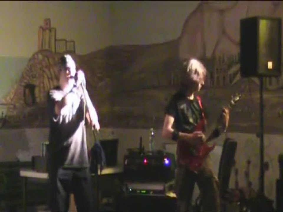 Koncert w ruinach sekty w budynku Centrum Medycyny Alternatywnej - Kuleszówka 21maja2011 część 1z3