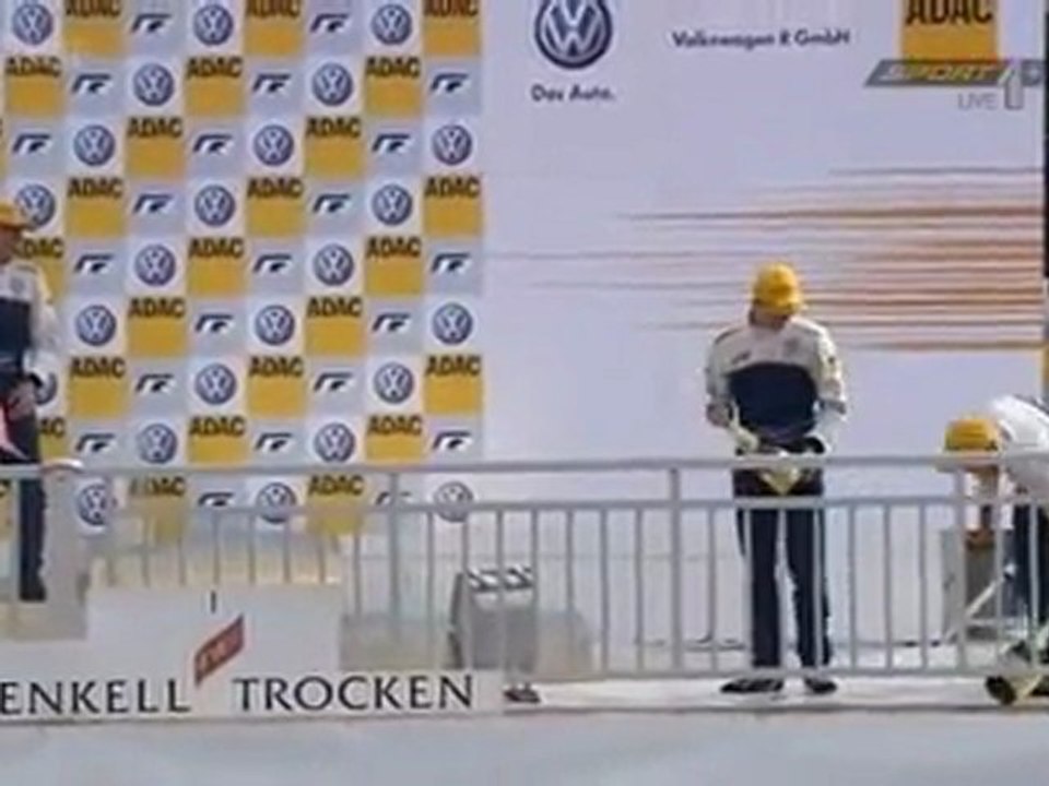 Meister feiert seinen Sieg mit Champagner Fail