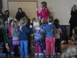 Les petits de la garderie chantent en maori - los pequeños de la guarderia cantan en maori