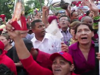 Chavez fait son apparition devant des milliers de sympathisants