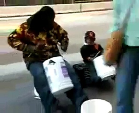 Vater und Sohn spielen zusammen Drum auf der Straße