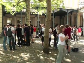 "Ton bac, tu l'as avec ou sans mention?"