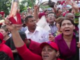 Chávez saluda a miles de simpatizantes desde balcón presidencial