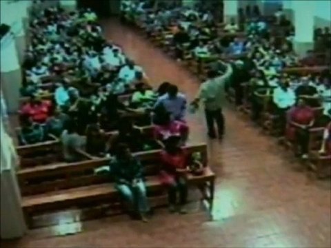 Homem quebra imagem de Nossa Senhora