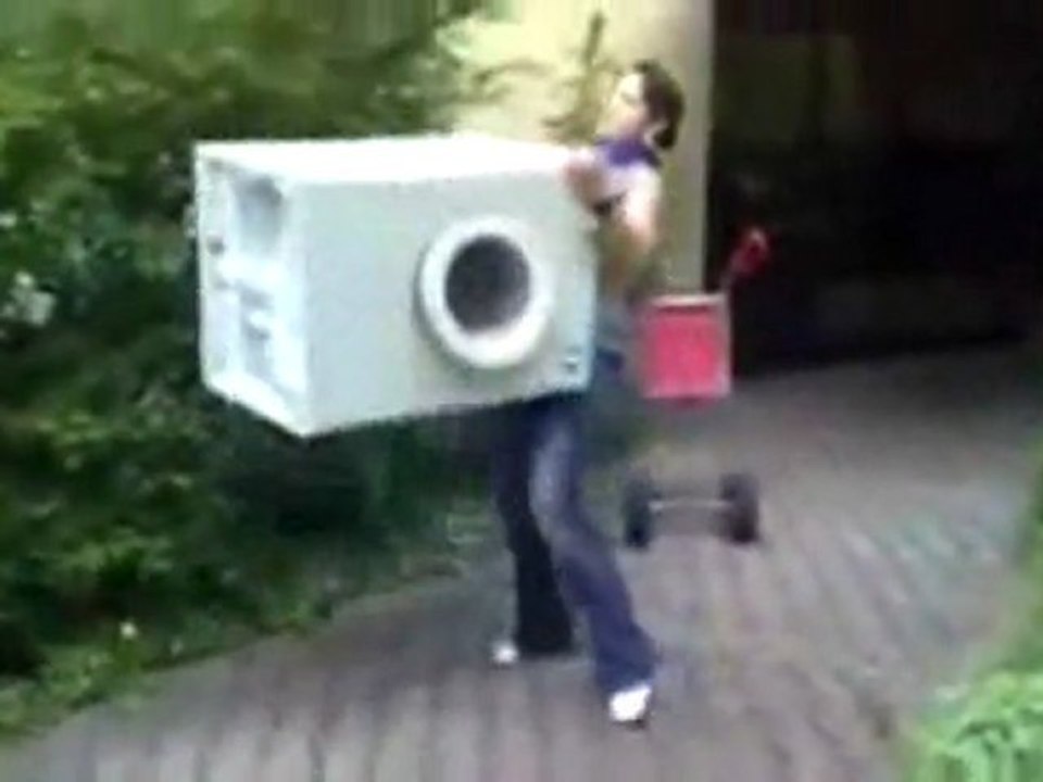 Küken zeigt sich Two Guys Carrying Waschmaschine