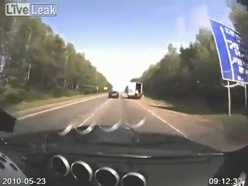 Man stellt alle anderen in Gefahr in einem Versuch zu überholen, verliert die Kontrolle.