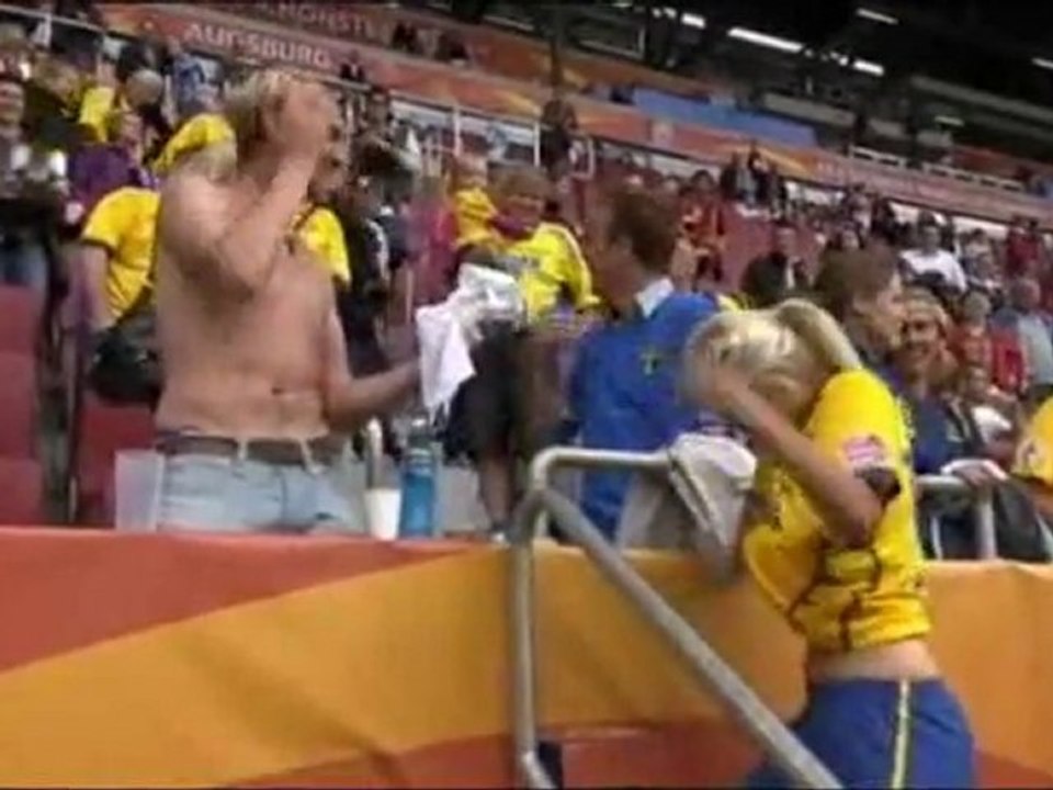 Female Soccer Star Swaps Shirts mit Fan