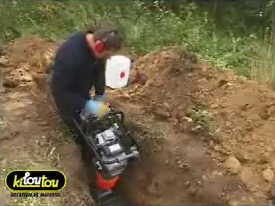 Comment se servir d'une piloneuse essence pour le compactage de tranchées ?