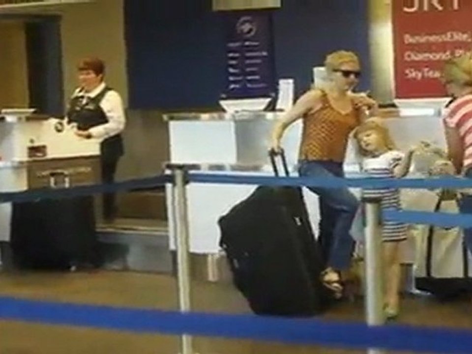 Rachel Weisz Shows Off Her Wedding Ring