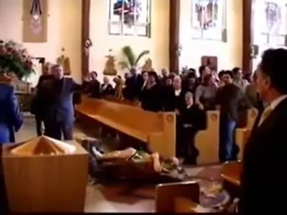 Spagna - Santo cade in chiesa durante una processione