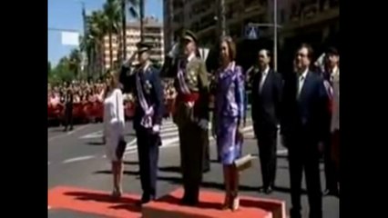 Spagna - La Regina inciampa e il Re la sorregge