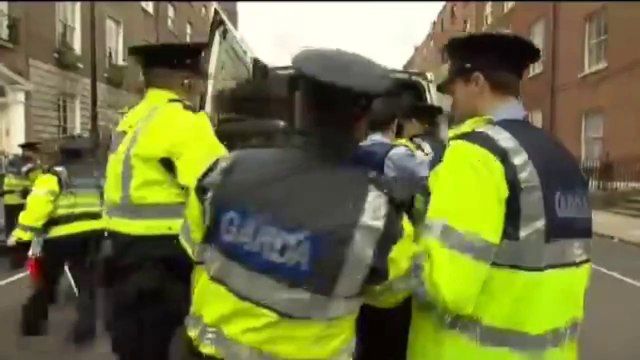 Dublino - Contestato il ministro degli esteri iraniano Mottaki