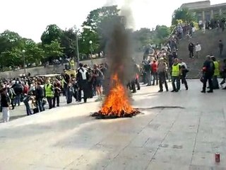 Les gilets jaunes qui brule pendants la manifestation de la FFMC paris du 21 mai 2011