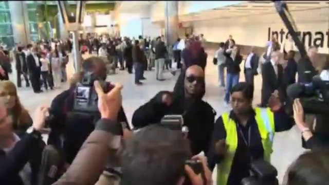 Londra - Anelka, l'attaccante del Chelsea rientra all'aeroporto di Heathrow