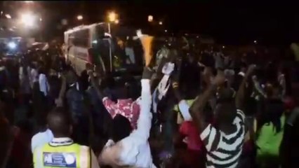 Ghana - Fan in delirio all'aeroporto di Accra