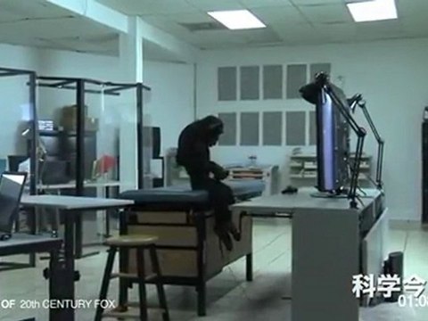 La Planète des singes Les Origines - Viral Video - Chimp Plays Videogames